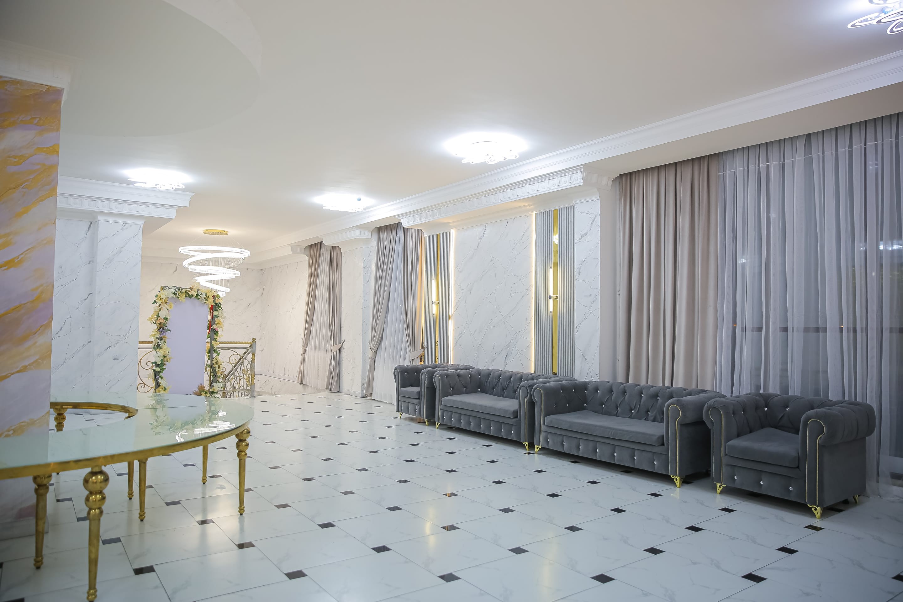 WEST HALL - Большой зал