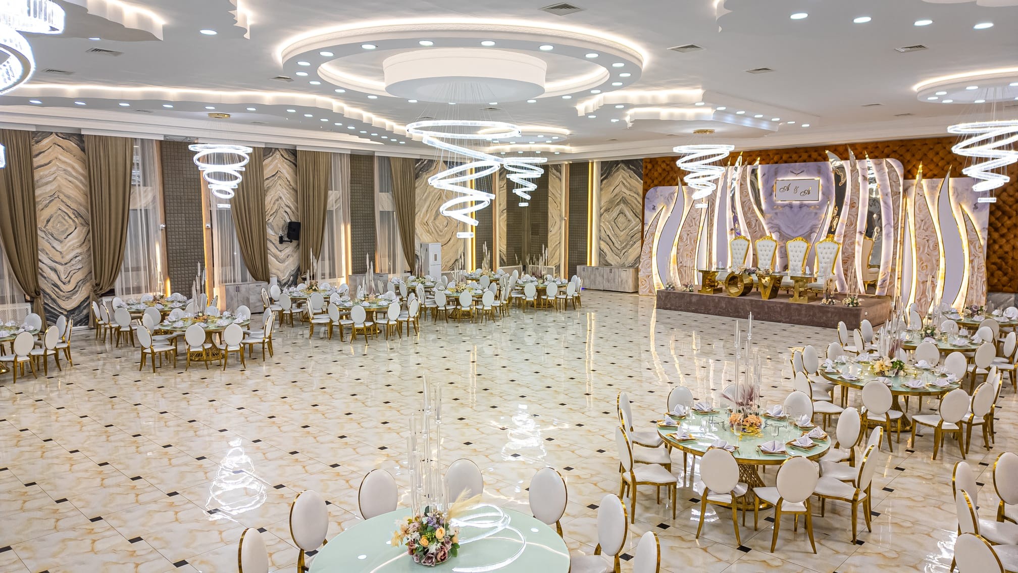 WEST HALL - Большой зал