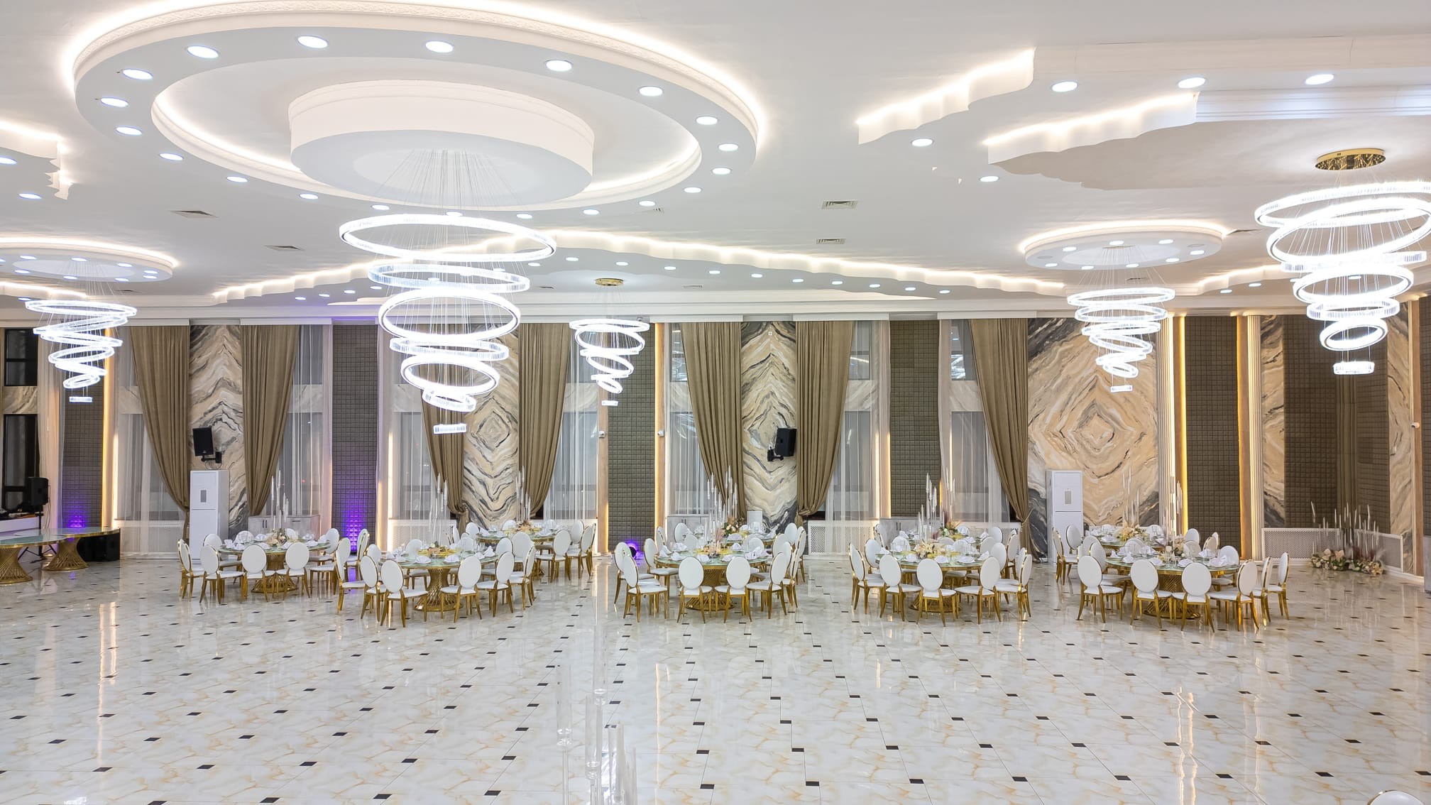 WEST HALL - Большой зал