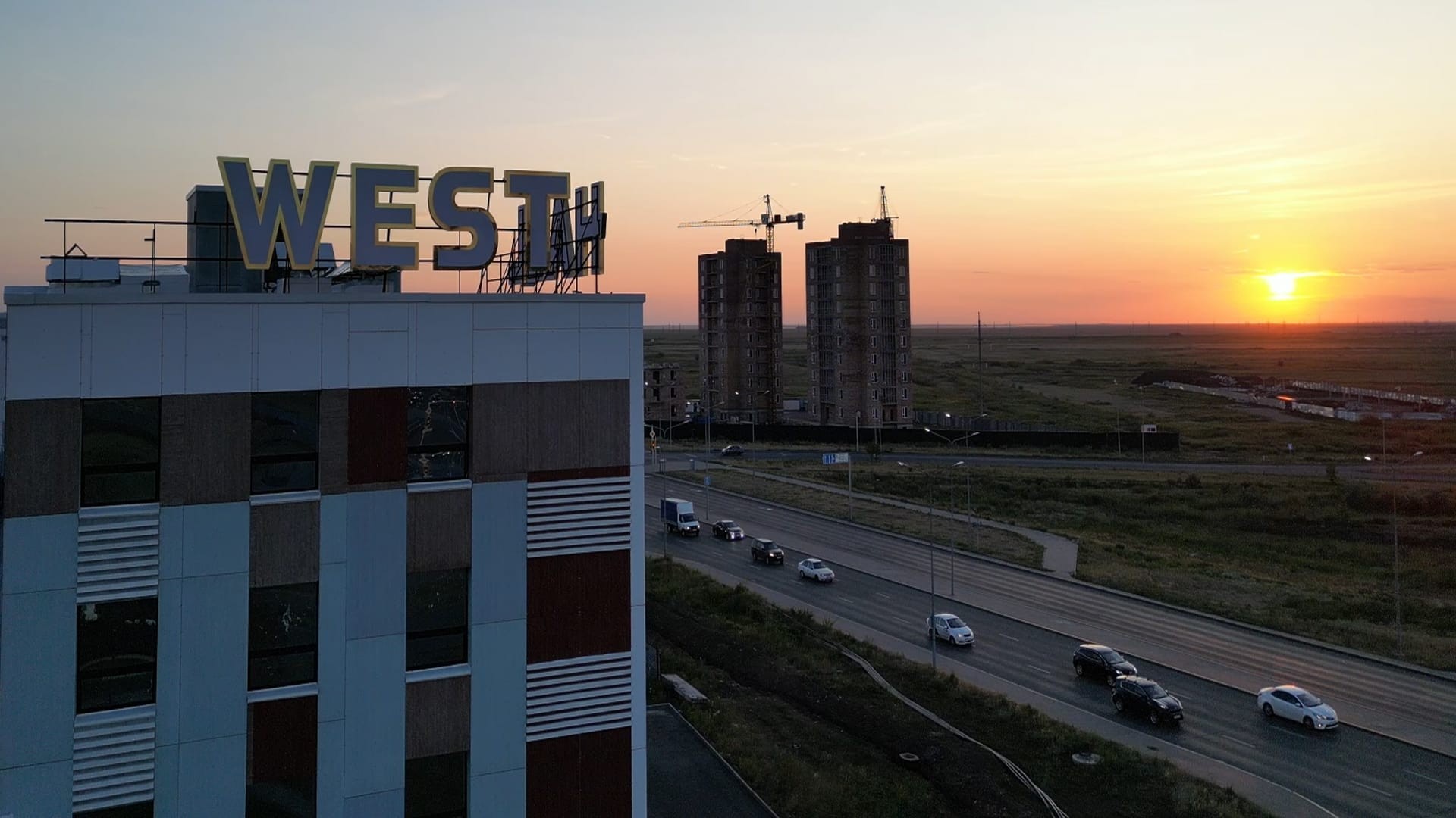 WEST HALL - Большой зал